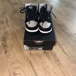Nike Kids Black and Gray Sneakers